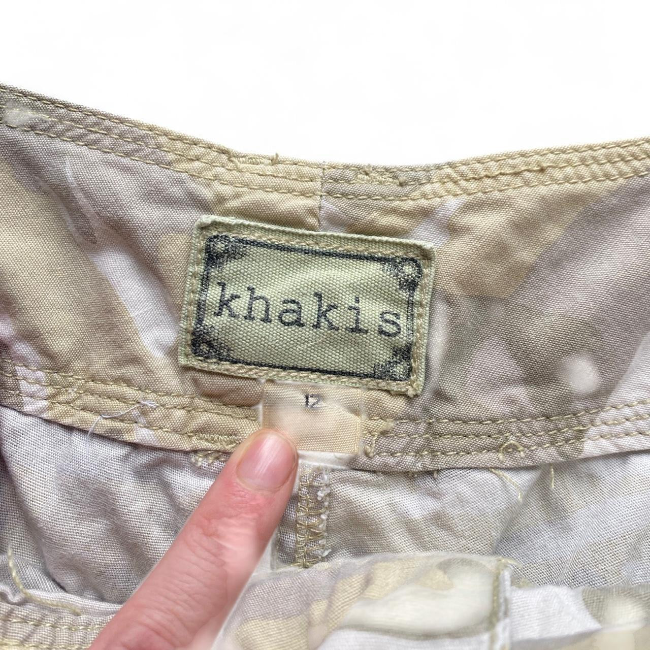 Cute Y2K Cream and khaki camo cargo shorts!