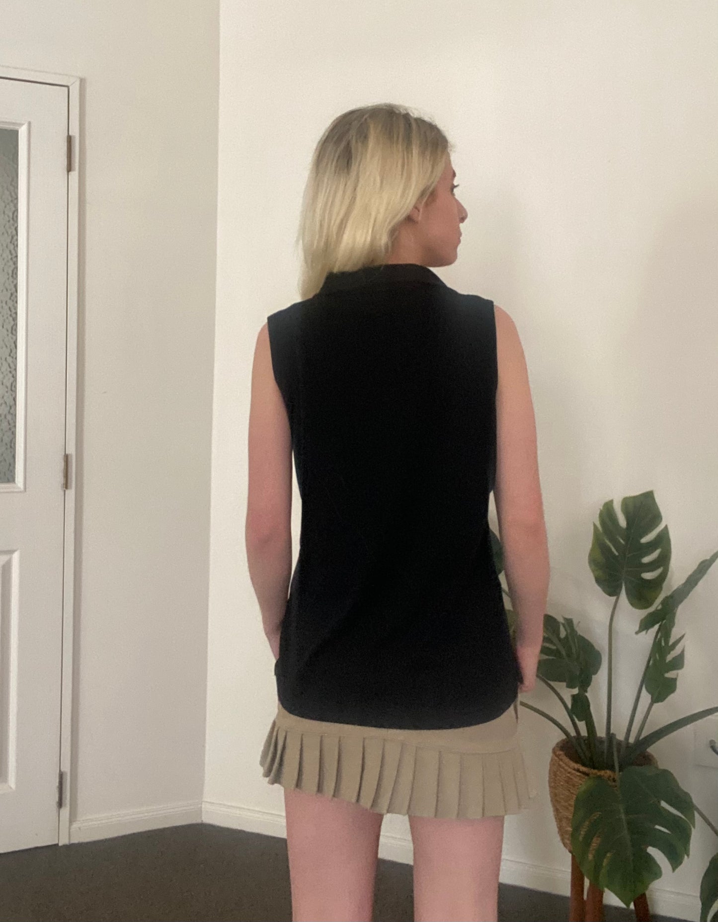 Y2K black sleeveless collared top