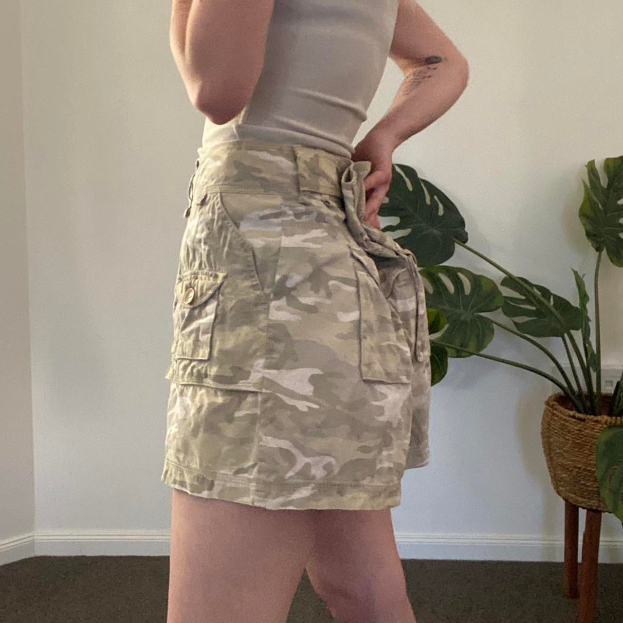 Cute Y2K Cream and khaki camo cargo shorts!