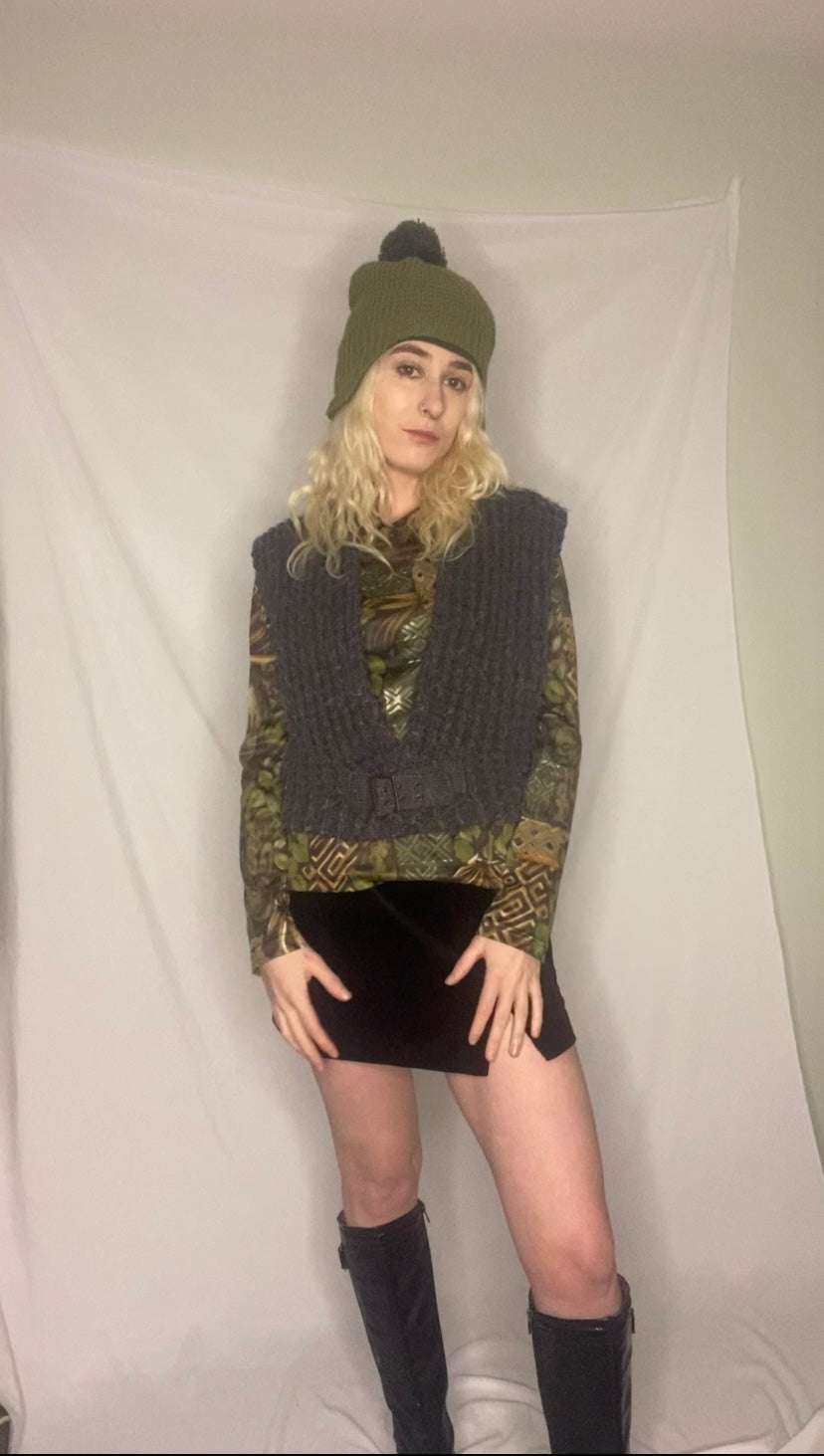 Y2K Grey knit vest with a belt detail