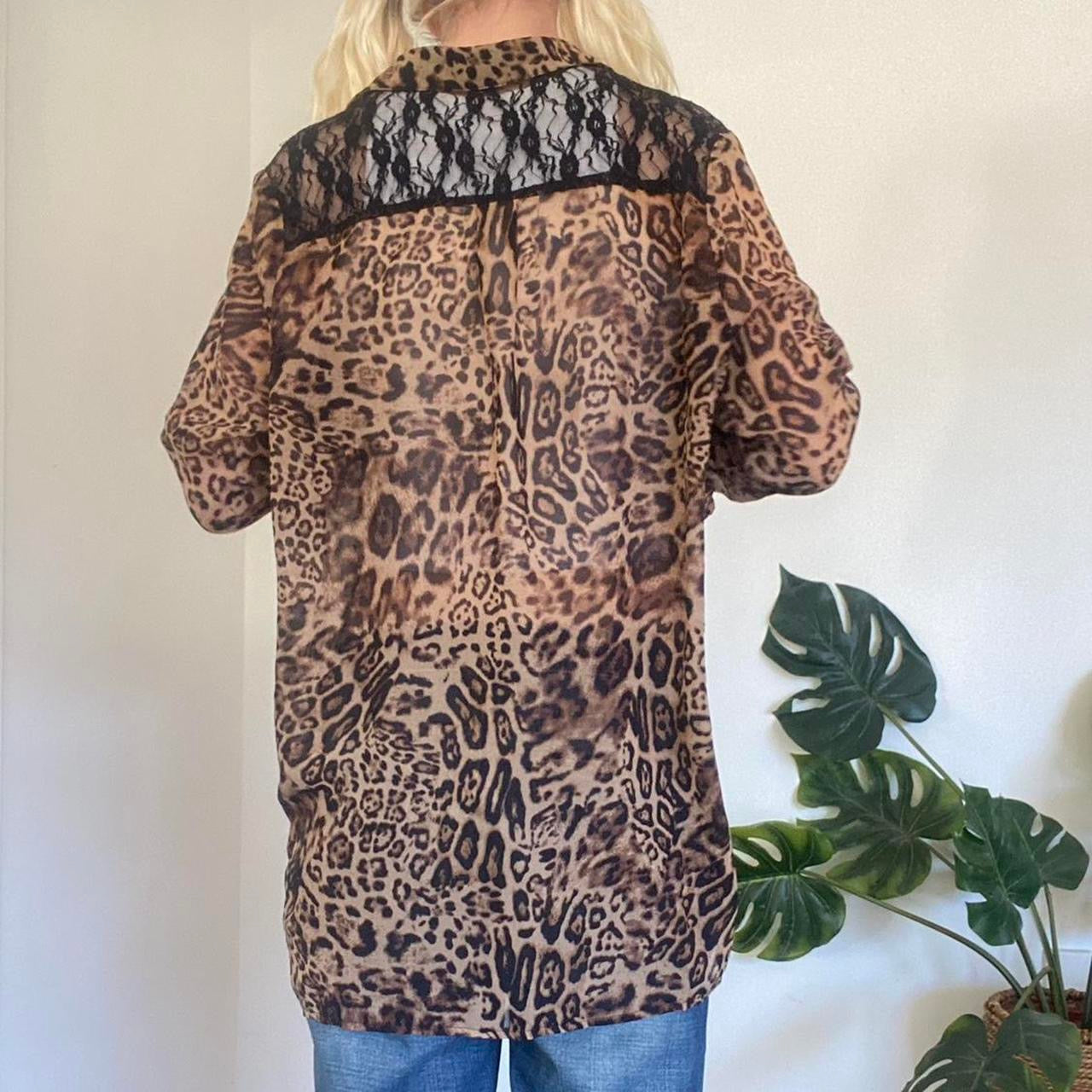Cute 00s Leopard print blouse with lace on shoulders and gold buttons