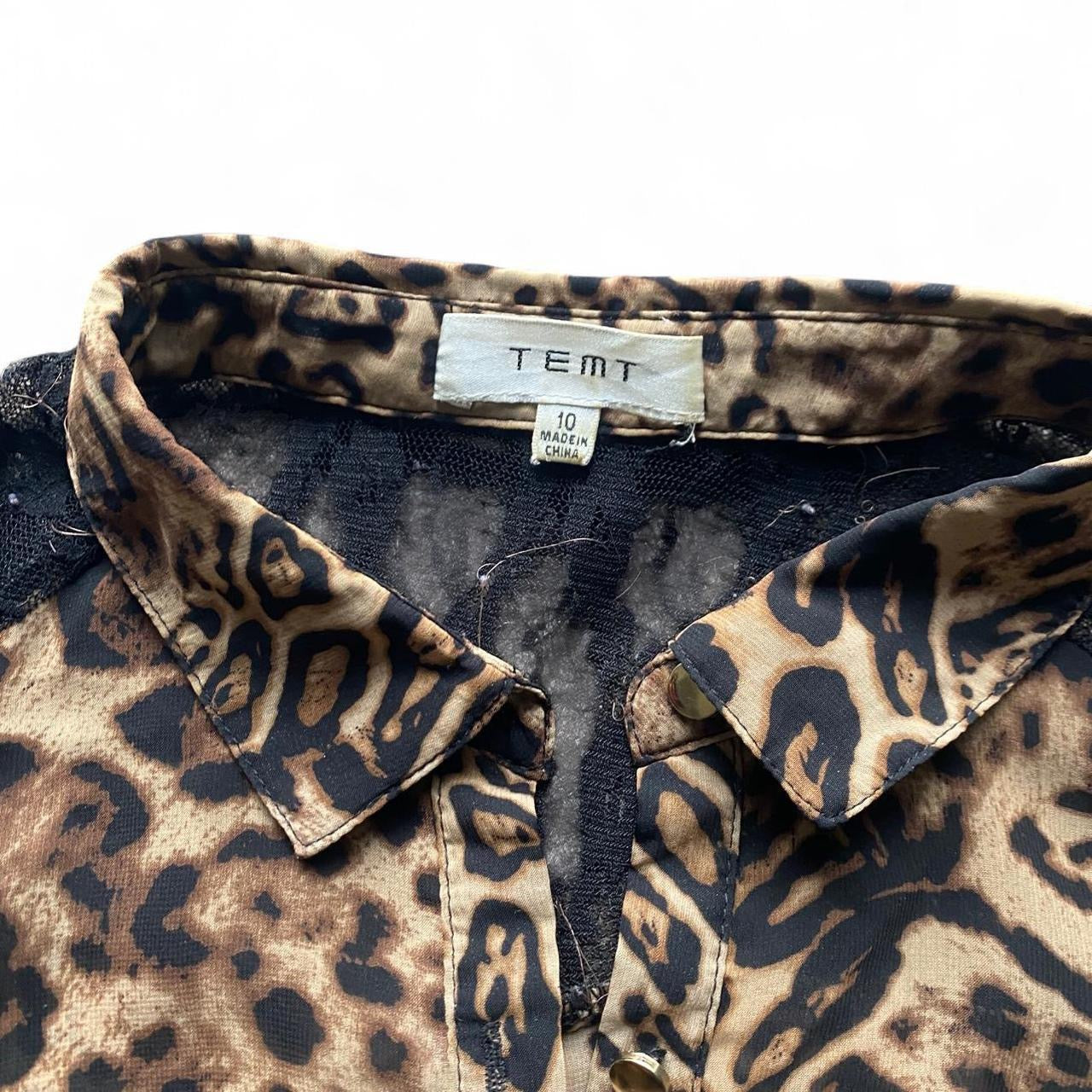 Cute 00s Leopard print blouse with lace on shoulders and gold buttons