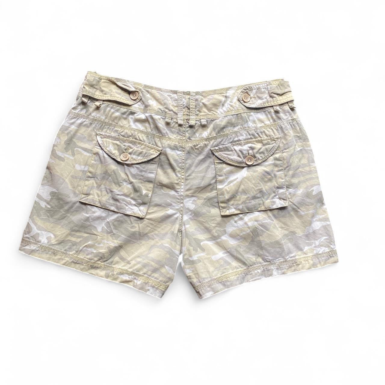 Cute Y2K Cream and khaki camo cargo shorts!