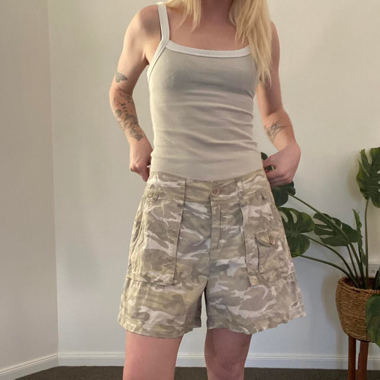 Cute Y2K Cream and khaki camo cargo shorts!