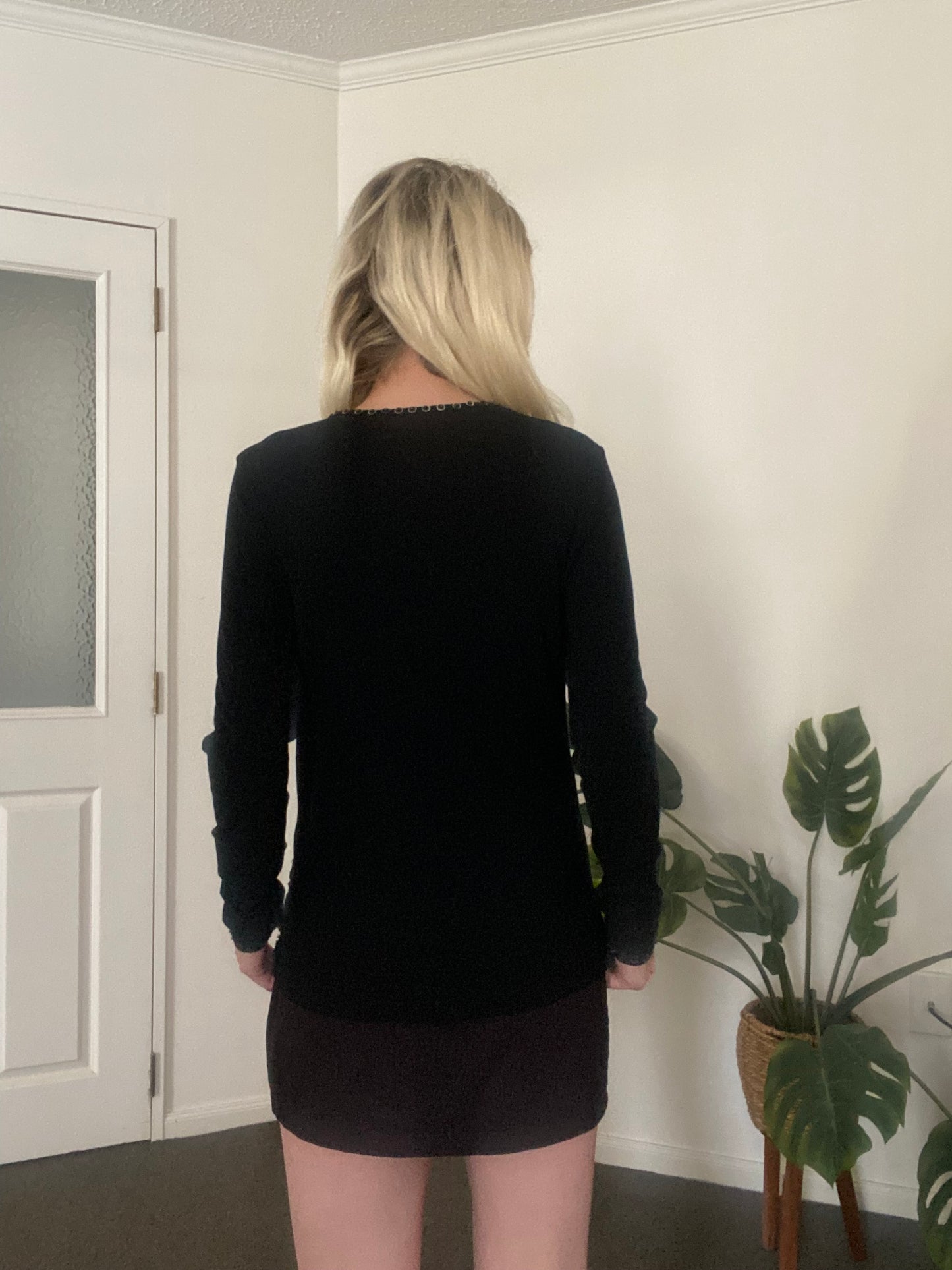 Stunning Y2K sparkly black and gold sequin v neck top
