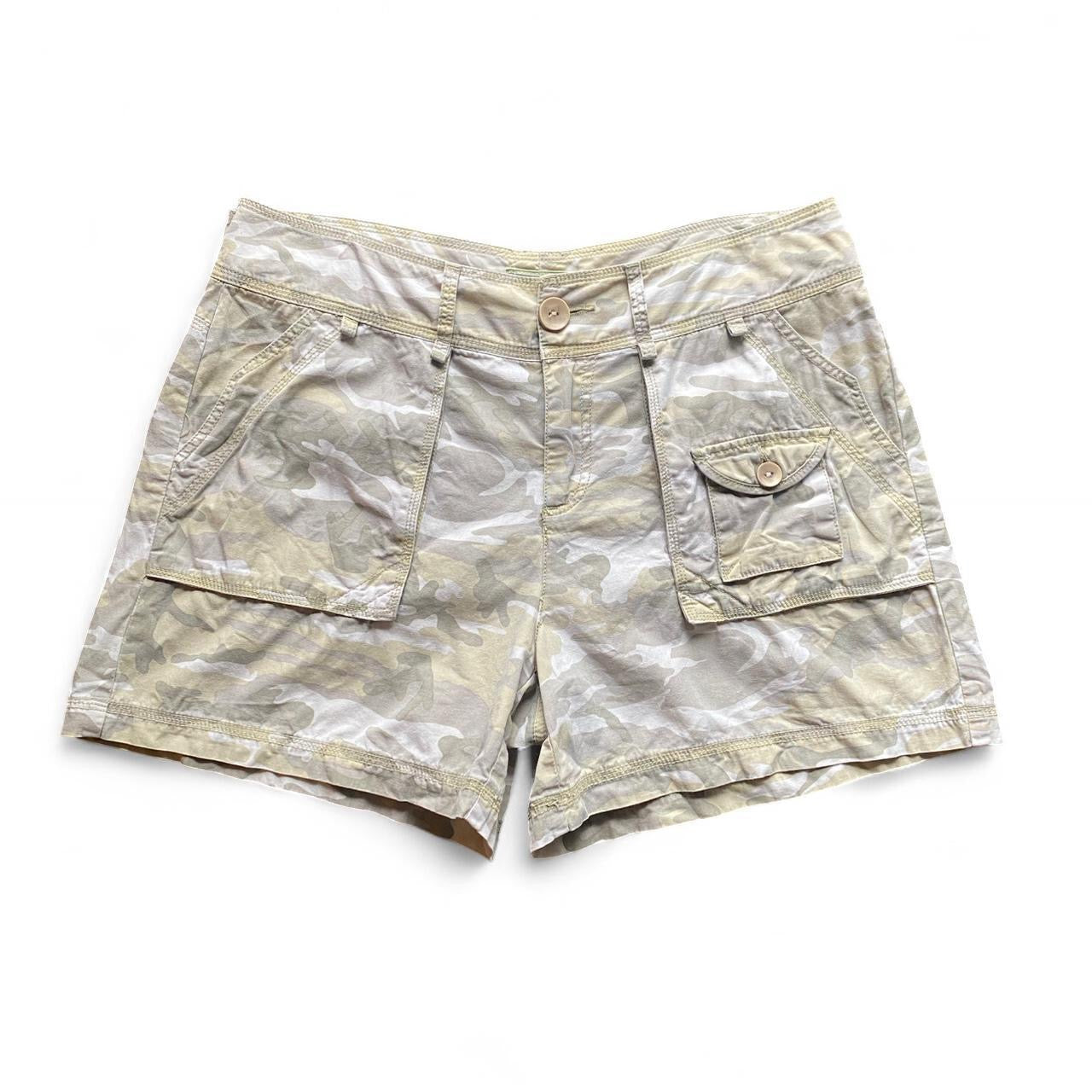 Cute Y2K Cream and khaki camo cargo shorts!