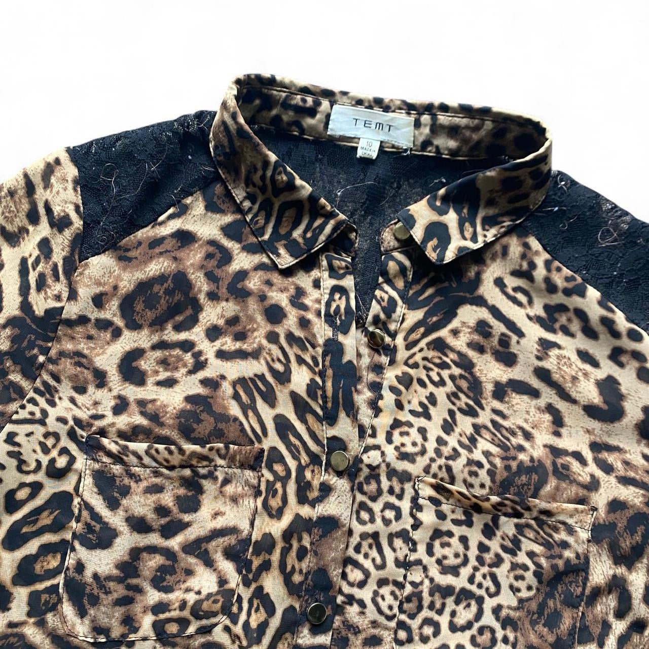 Cute 00s Leopard print blouse with lace on shoulders and gold buttons