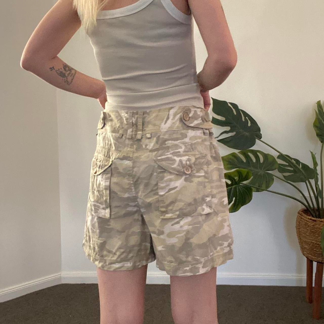 Cute Y2K Cream and khaki camo cargo shorts!