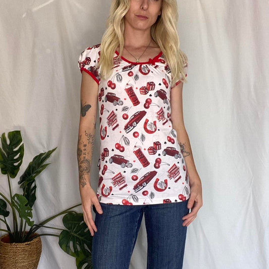 Super cute red/white printed Y2K style tee