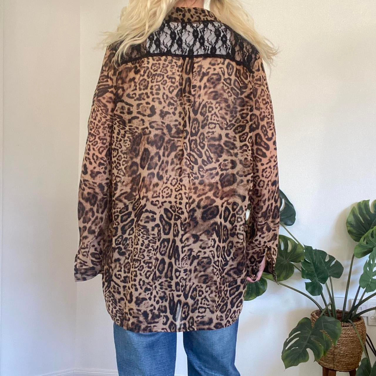 Cute 00s Leopard print blouse with lace on shoulders and gold buttons