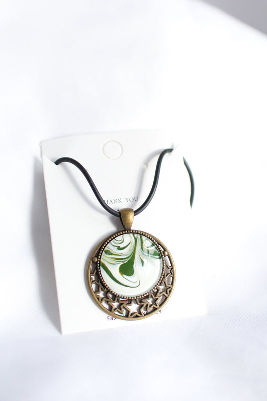 Green & White Circle Pendant Necklace