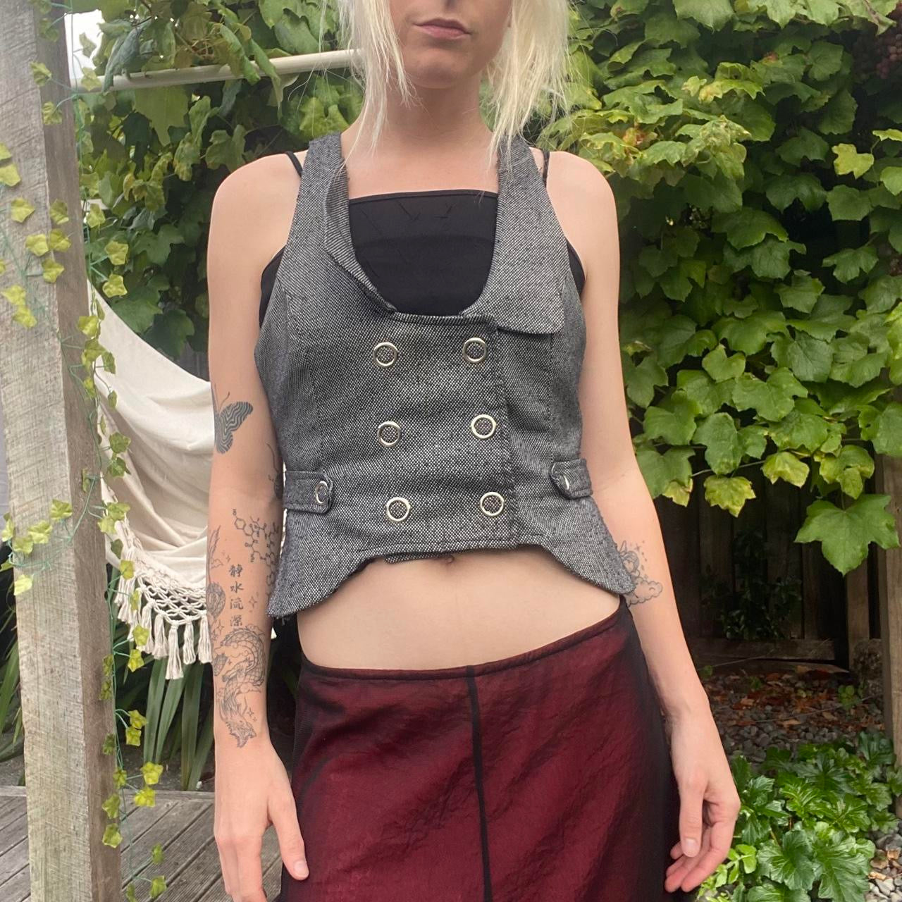 The coolest 00s grey clip up vest!