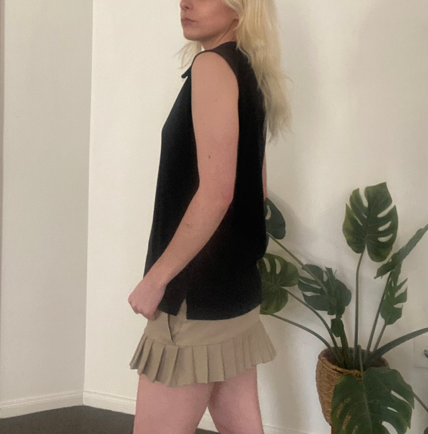 Y2K black sleeveless collared top
