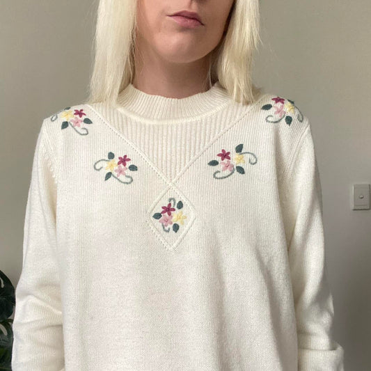 Beautiful Cream vintage 90s embroidered floral sweater knit