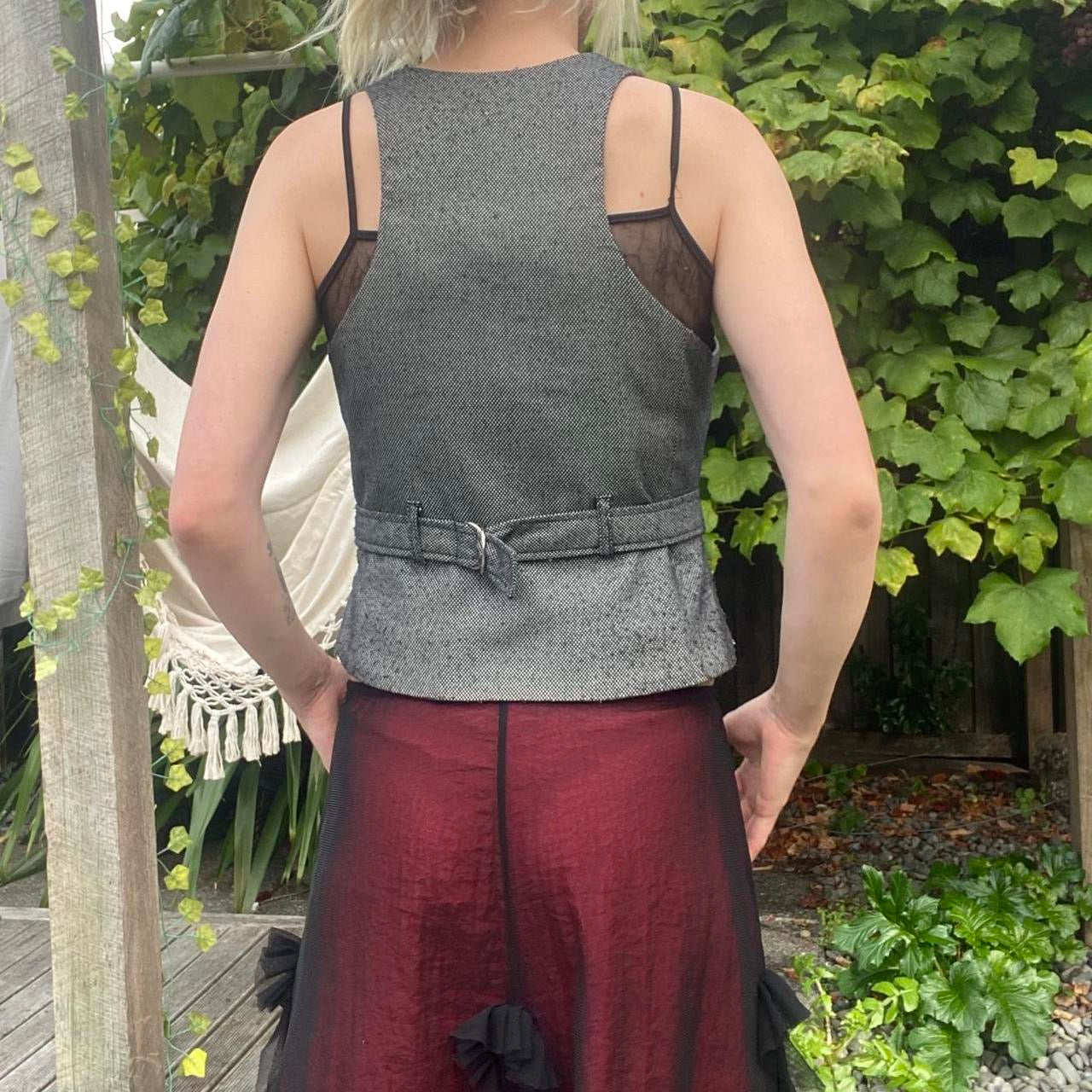 The coolest 00s grey clip up vest!