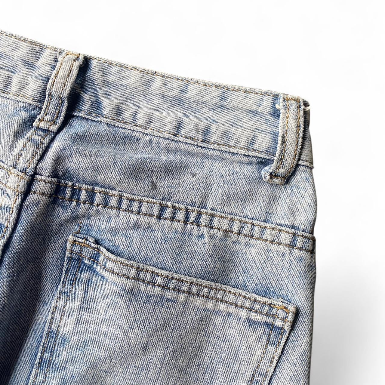 High-waisted wide-leg blue jeans