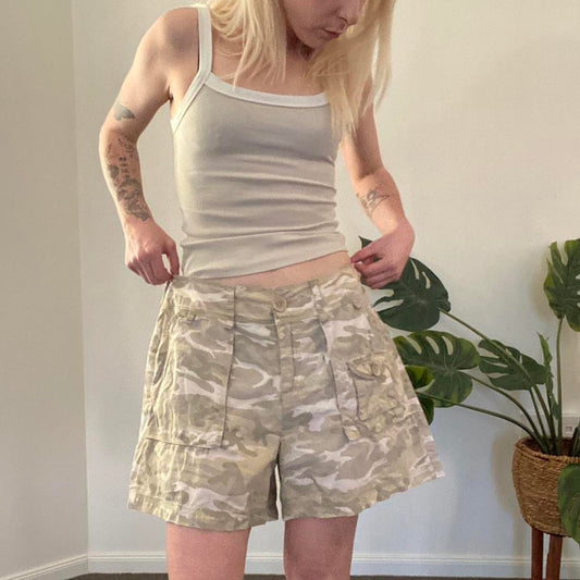 Cute Y2K Cream and khaki camo cargo shorts!