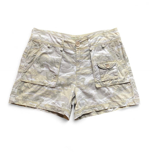 Cute Y2K Cream and khaki camo cargo shorts!