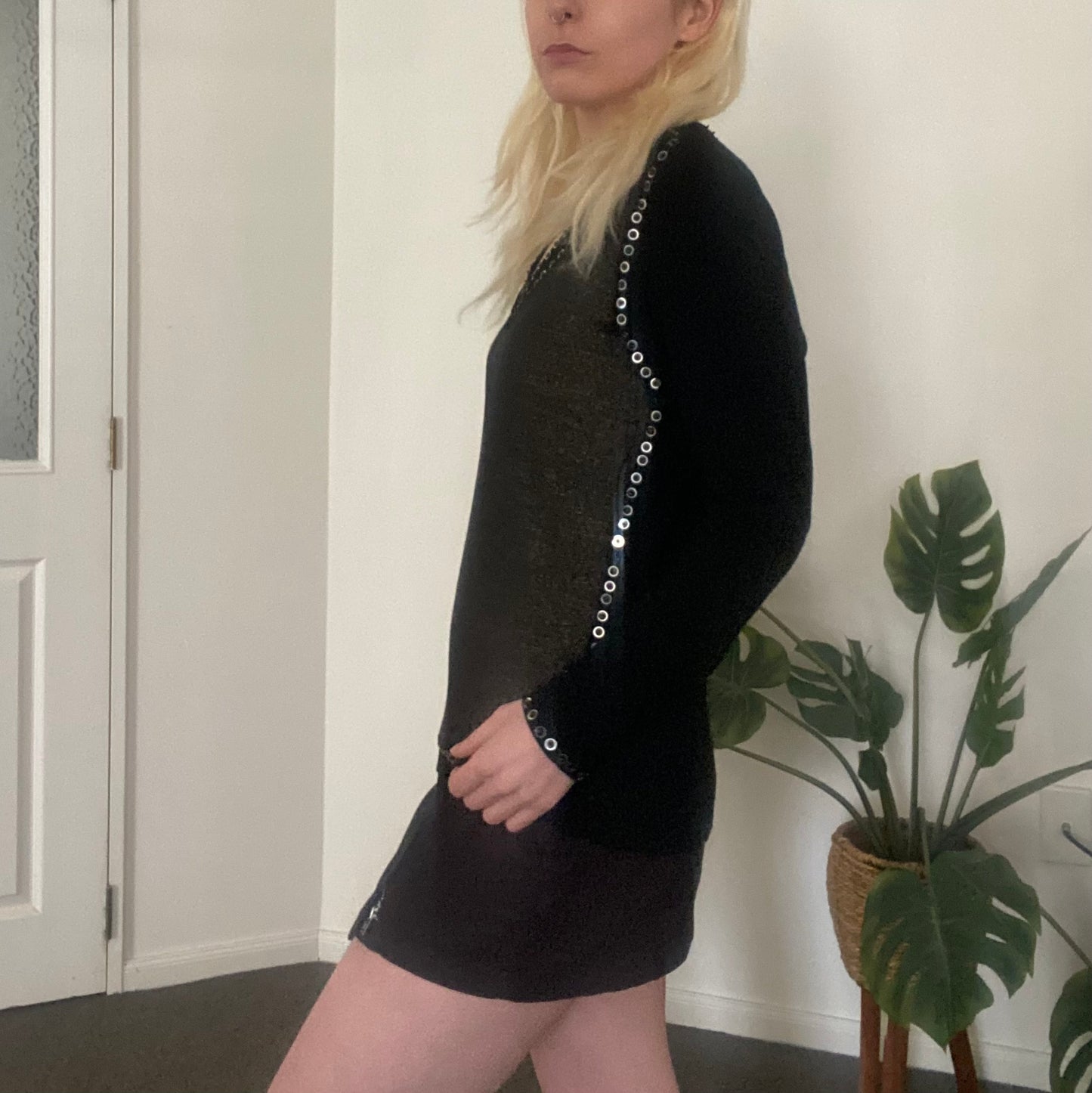 Stunning Y2K sparkly black and gold sequin v neck top