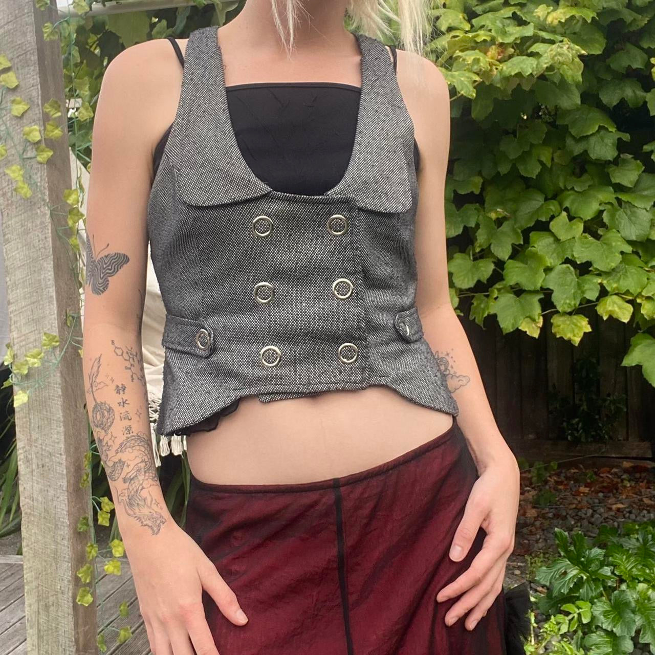 The coolest 00s grey clip up vest!