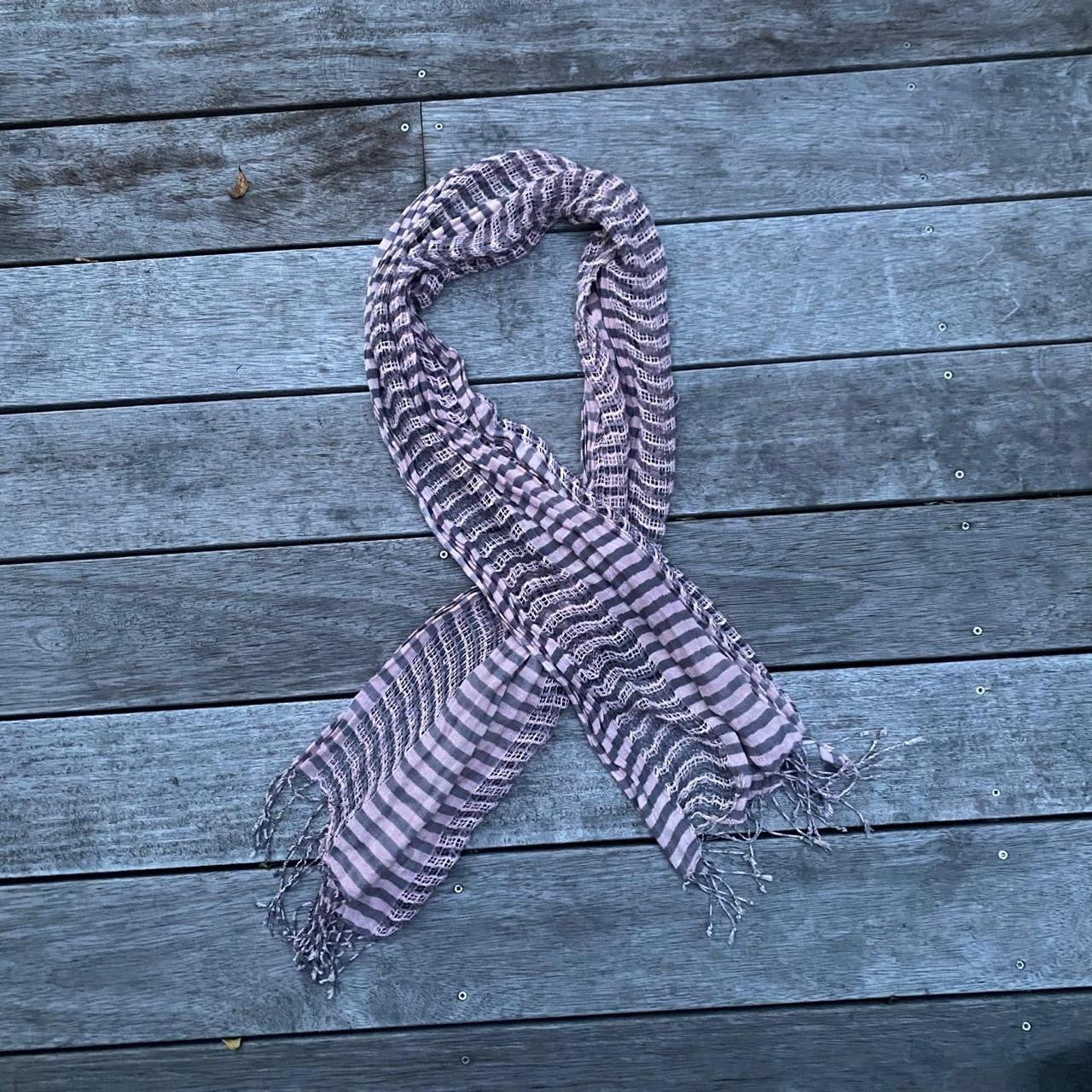 00s Grey and pink striped scarf with tassels