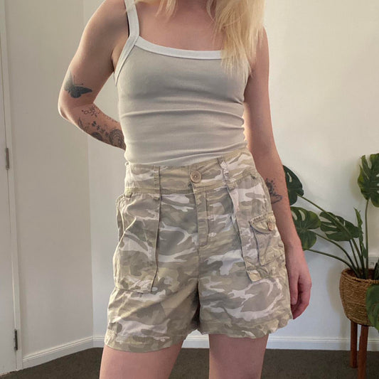 Cute Y2K Cream and khaki camo cargo shorts!
