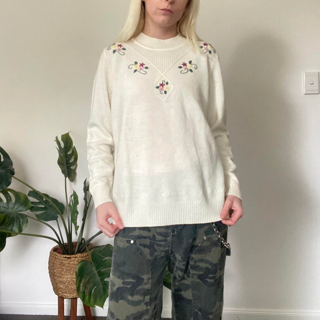 Beautiful Cream vintage 90s embroidered floral sweater knit